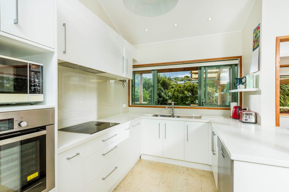 52A Parr Terrace, Castor Bay, Auckland - Carousel 2
