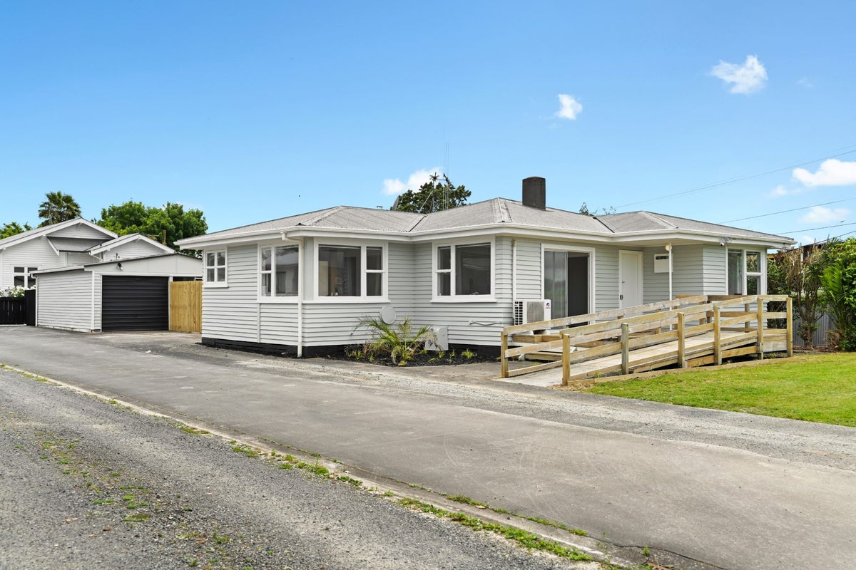 11 Dinsdale Road, Dinsdale, Hamilton - Carousel 1