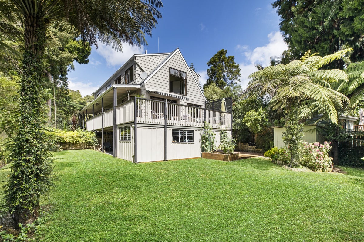 15 Karen Road, Laingholm, Auckland - Carousel 1