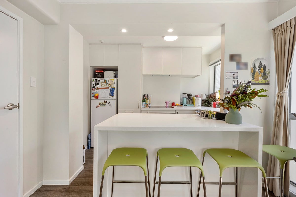 4/4 Queen Street, Mount Victoria, Wellington - Carousel 2