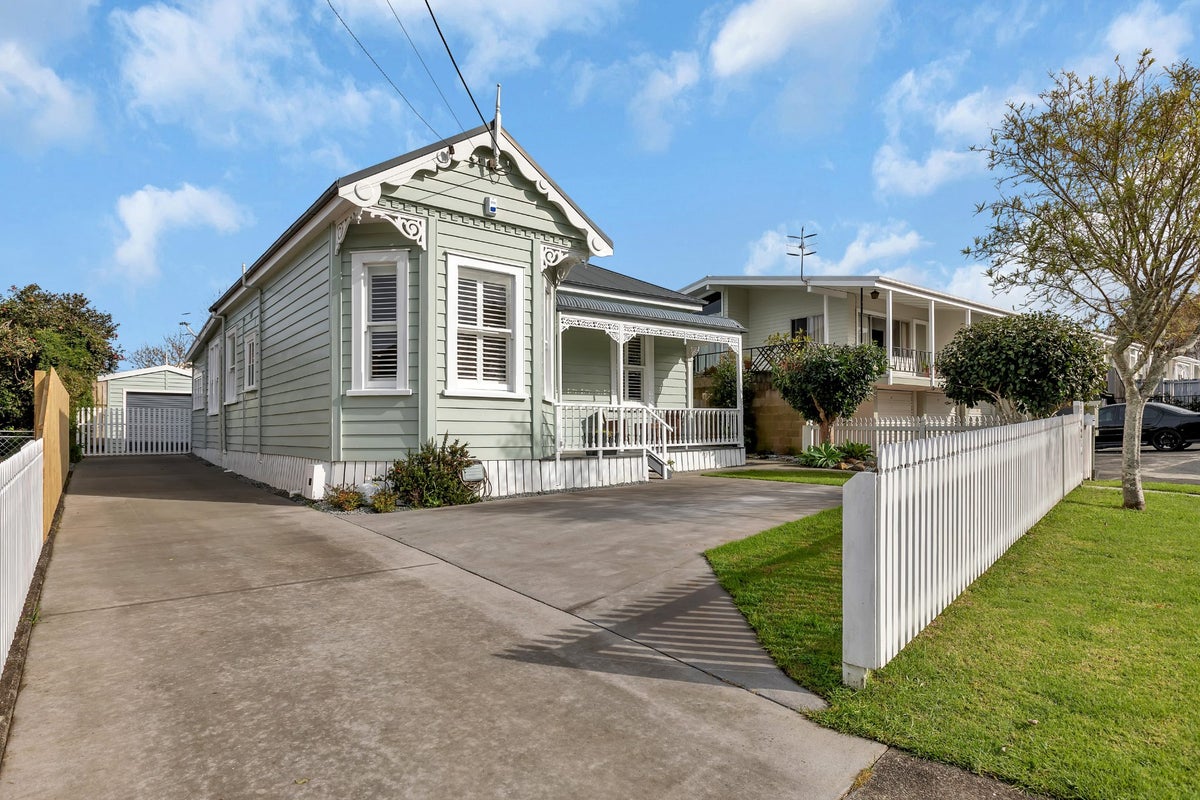 2 Drummond Street, Regent, Whangarei - Carousel 1