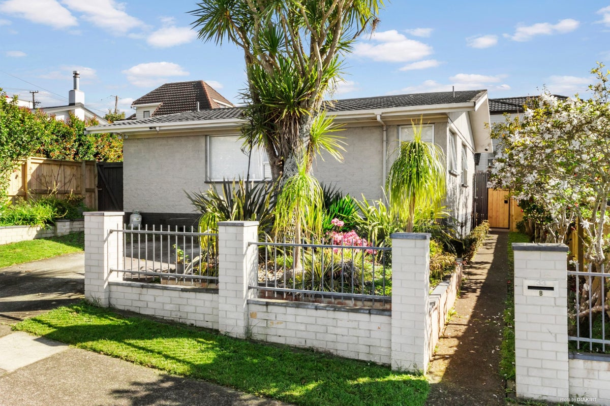 33B Eastern Beach Road, Bucklands Beach, Auckland - Carousel 1