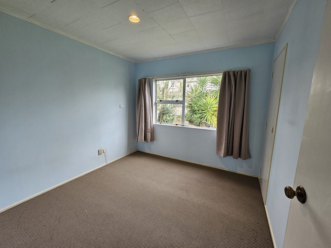 4A Griffiths Place, Te Atatu South, Auckland - Carousel 2