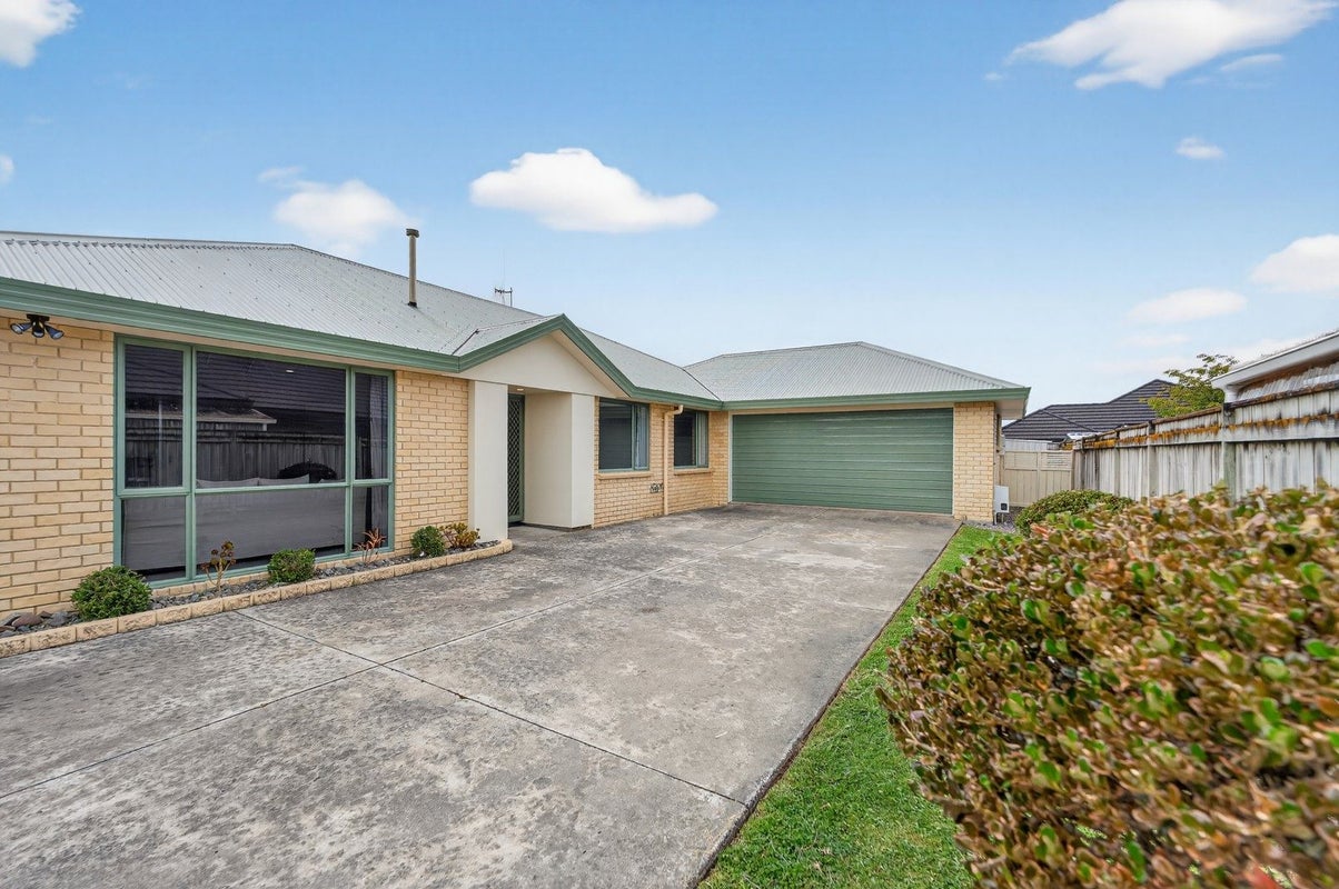 42 Brooklyn Heights Drive, Kelvin Grove, Palmerston North - Carousel 1