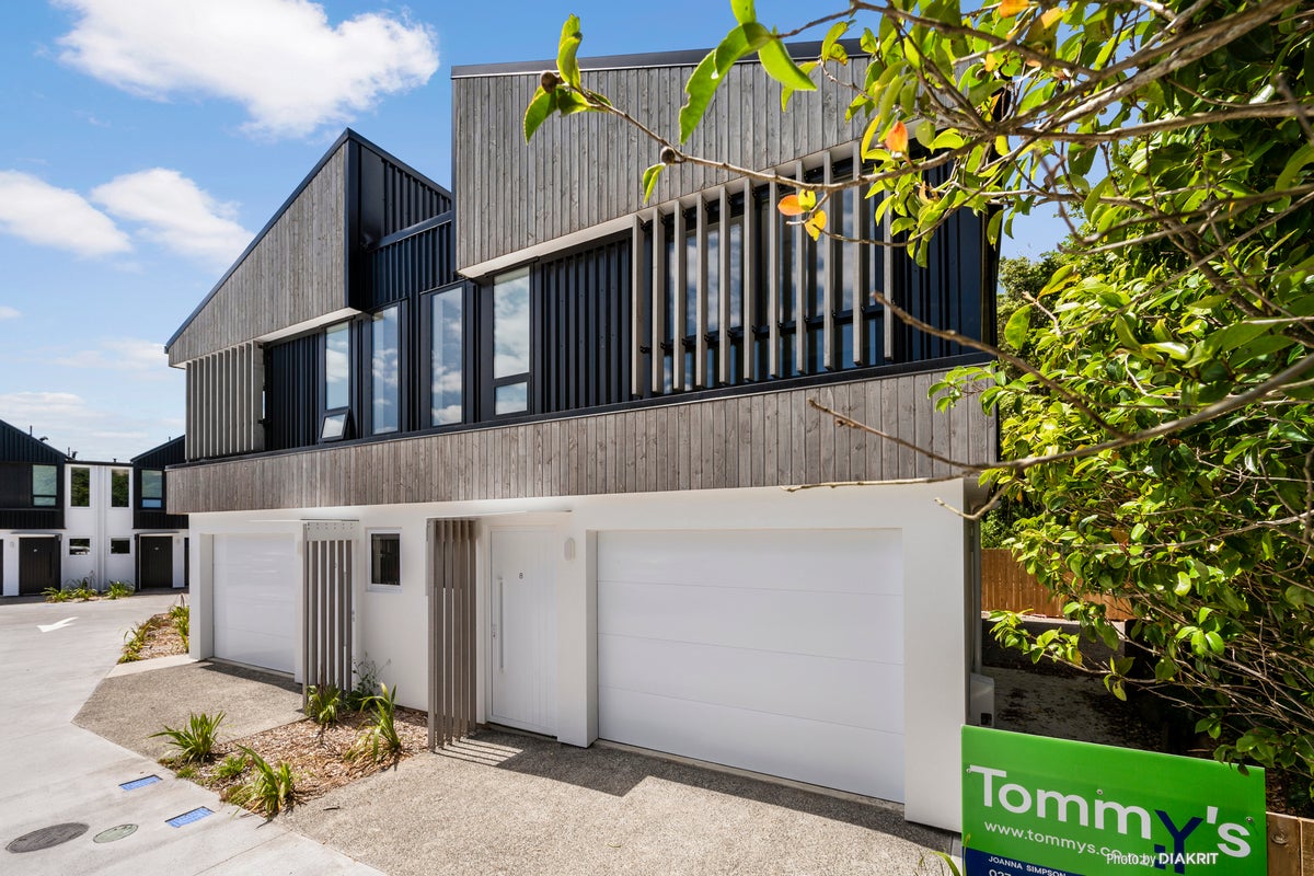 8/6 Bushland Grove, Paparangi, Wellington - Carousel 1