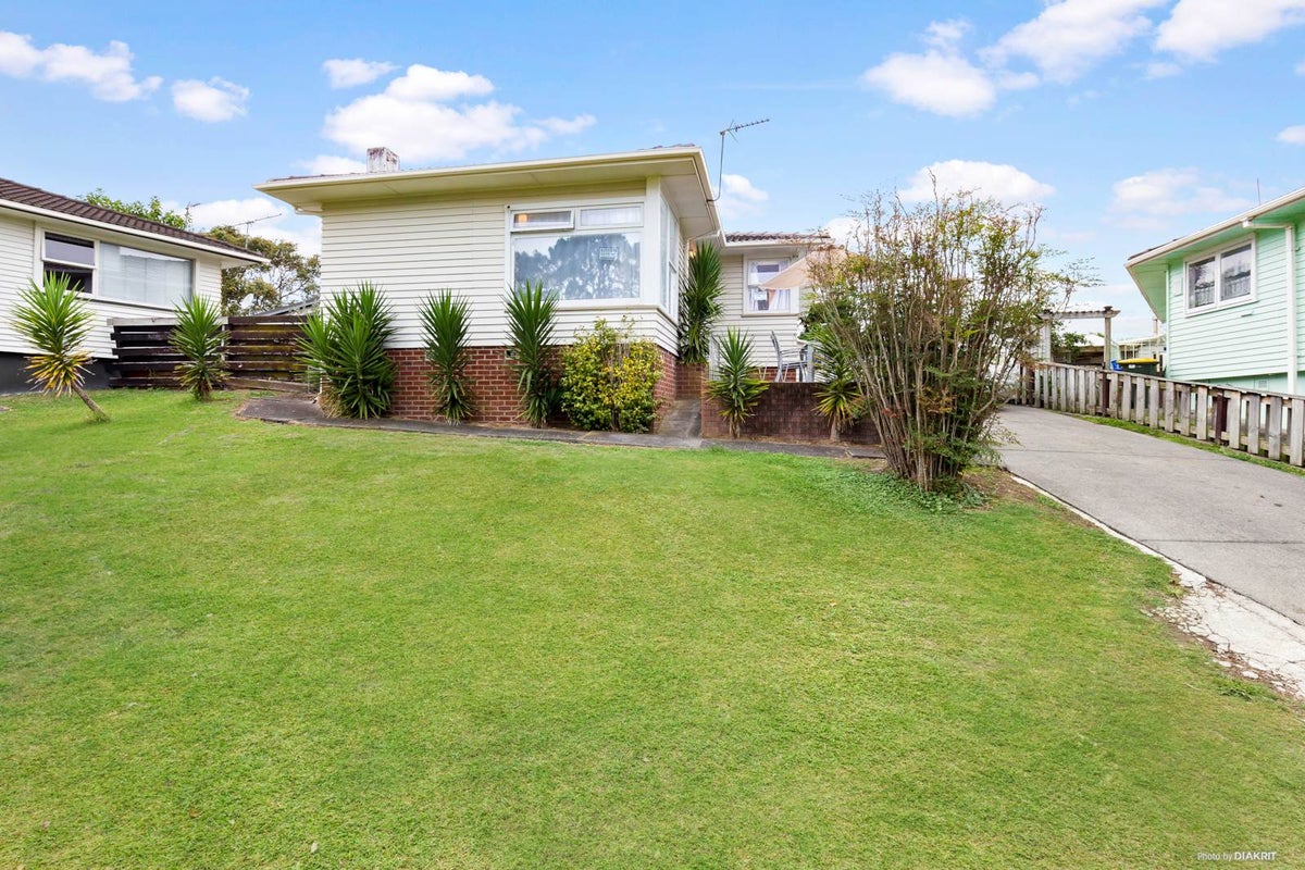 19 Barnfield Place, Glendene, Auckland - Carousel 2