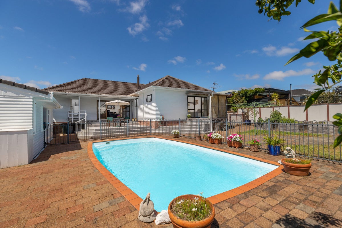 22 Wainui Avenue, Point Chevalier, Auckland - Carousel 1