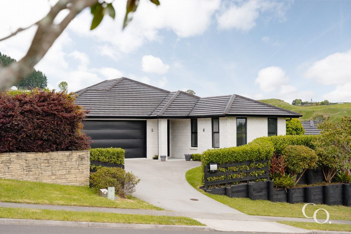 15 Ballintoy Park Drive, Welcome Bay, Tauranga - Carousel 1