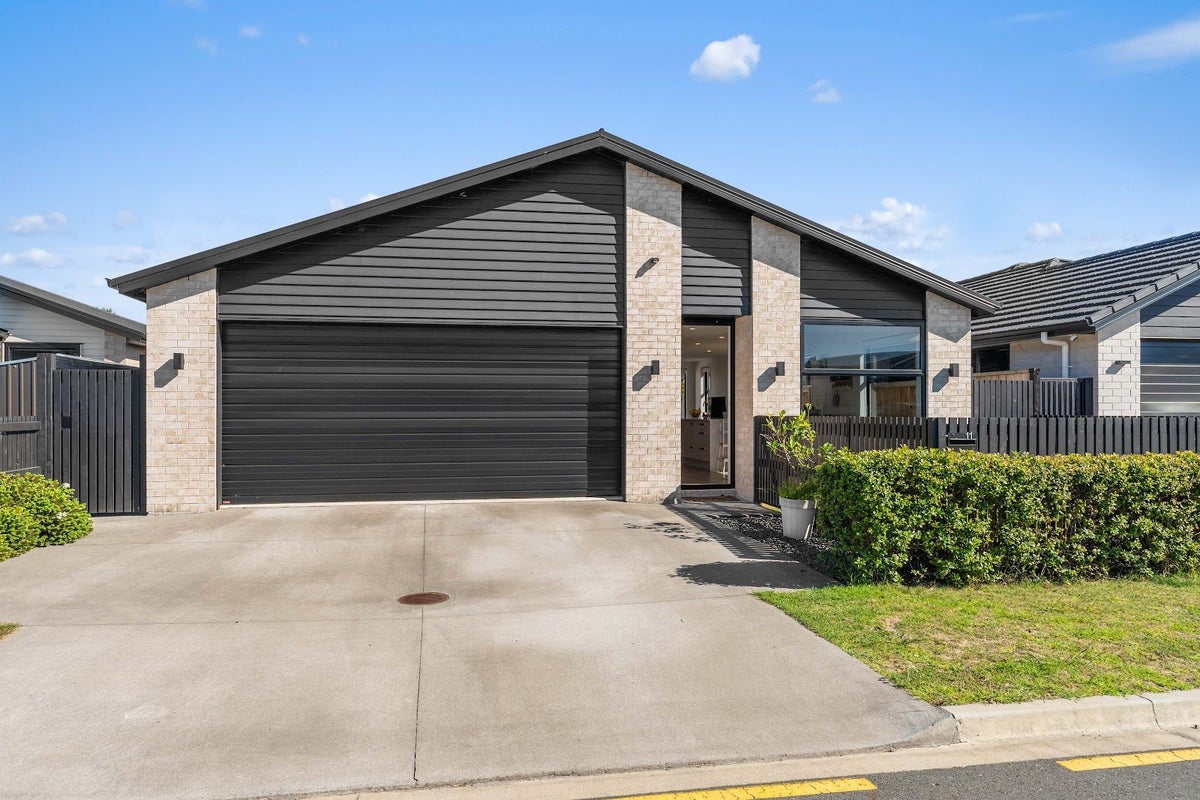 11 Hinaki Street, Poike, Tauranga - Carousel 1