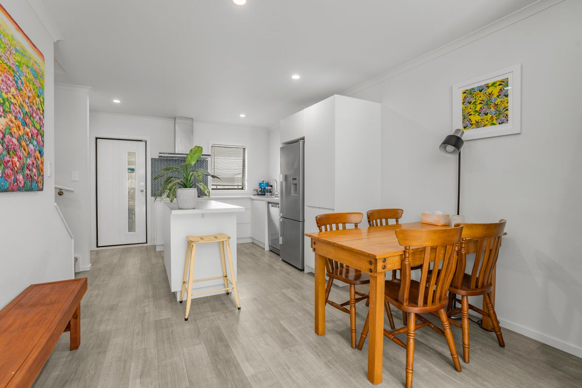 15/9 Surrey St, Tawa, Wellington - Carousel 2