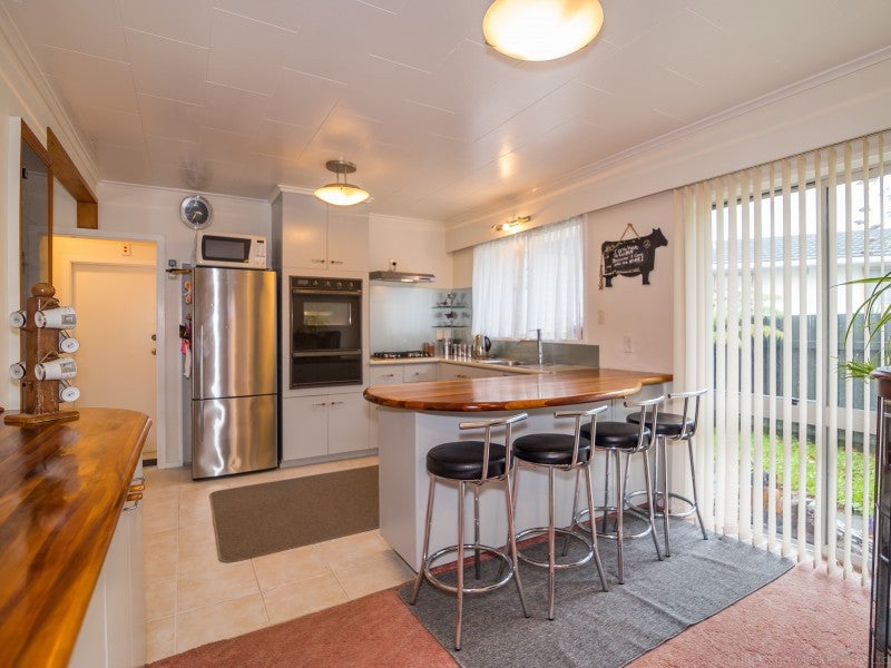 68 California Drive, Totara Park, Upper Hutt - Carousel 1