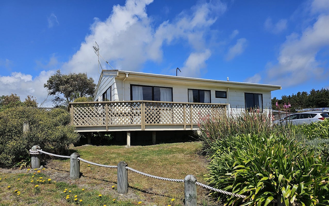 8 Rangitane Grove, Waitarere Beach, Levin - Carousel 1