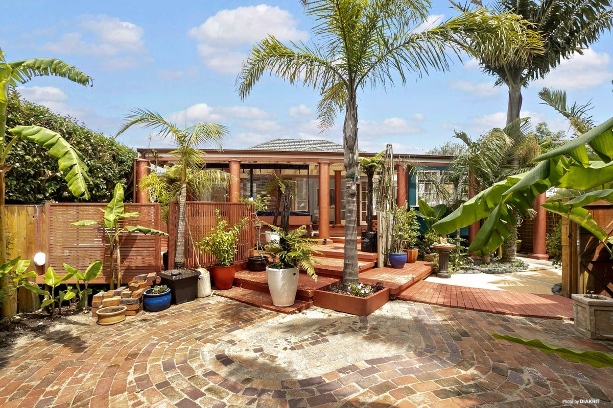 726 Te Atatu Road, Te Atatu Peninsula, Auckland - Carousel 2