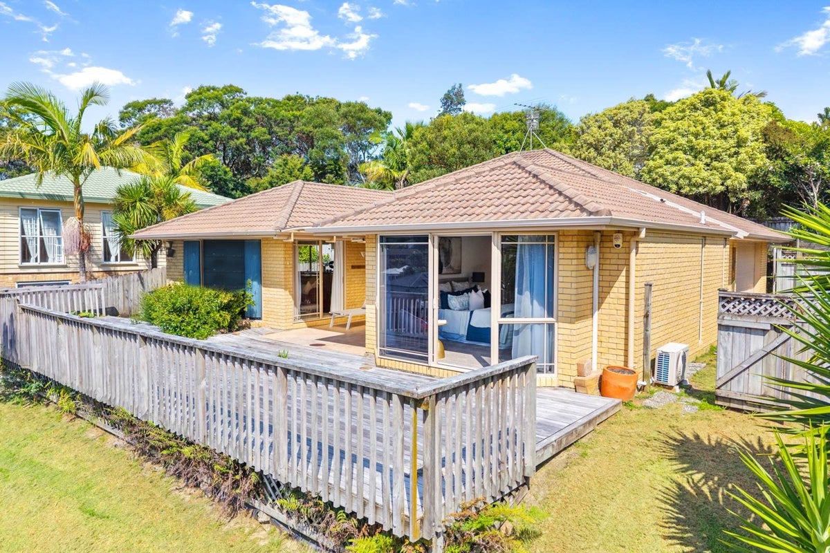 2 Greenleaf Way, Northcross, Auckland - Carousel 2