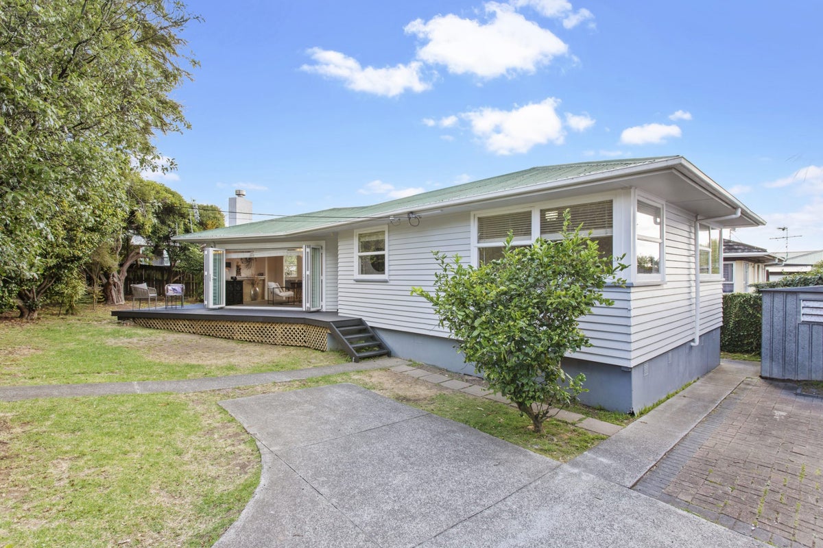 99 Beach Road, Te Atatu Peninsula, Auckland - Carousel 1