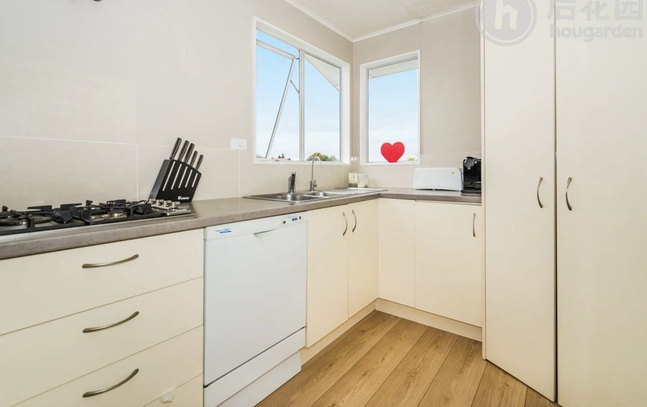 27 Lambrown Drive, Totara Vale, Auckland - Carousel 2