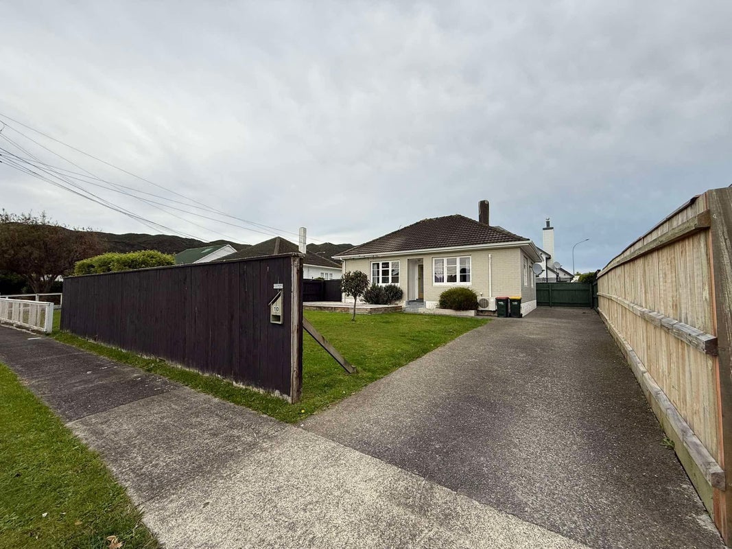 10 Brown Grove, Fairfield, Lower Hutt - Carousel 2