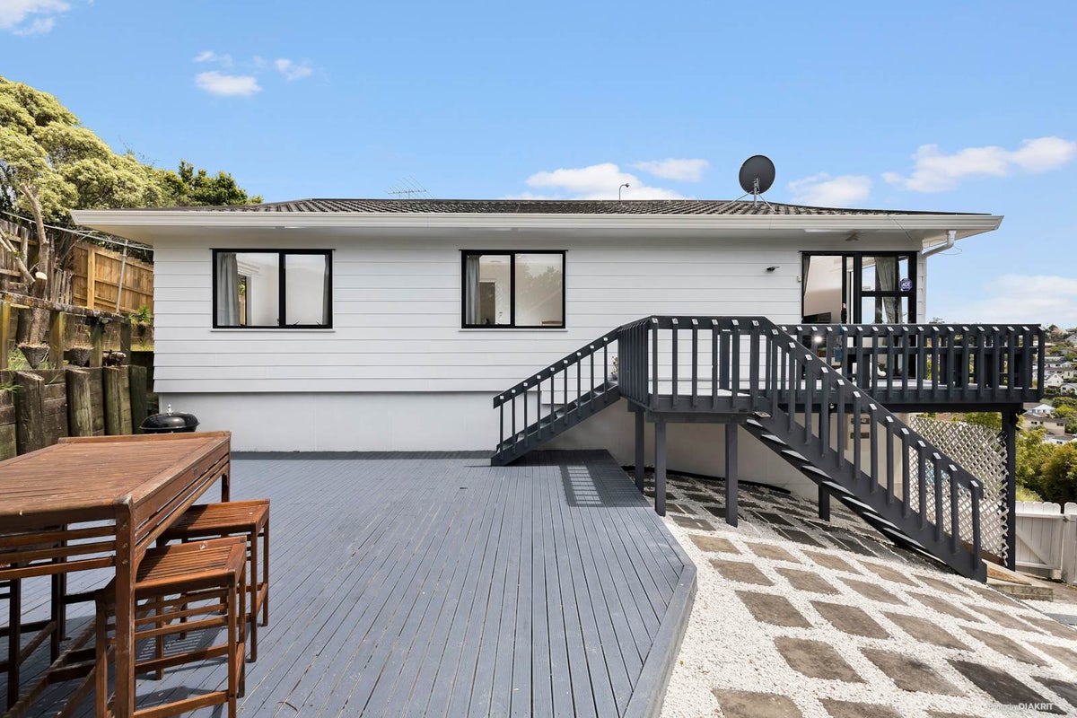 1/16 Helicon Place, Totara Vale, Auckland - Carousel 1