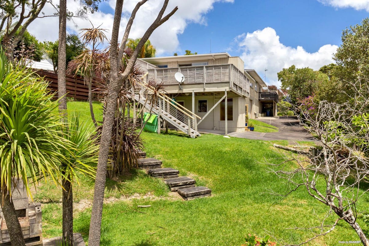 2/7 Lingham Crescent, Torbay, Auckland - Carousel 1