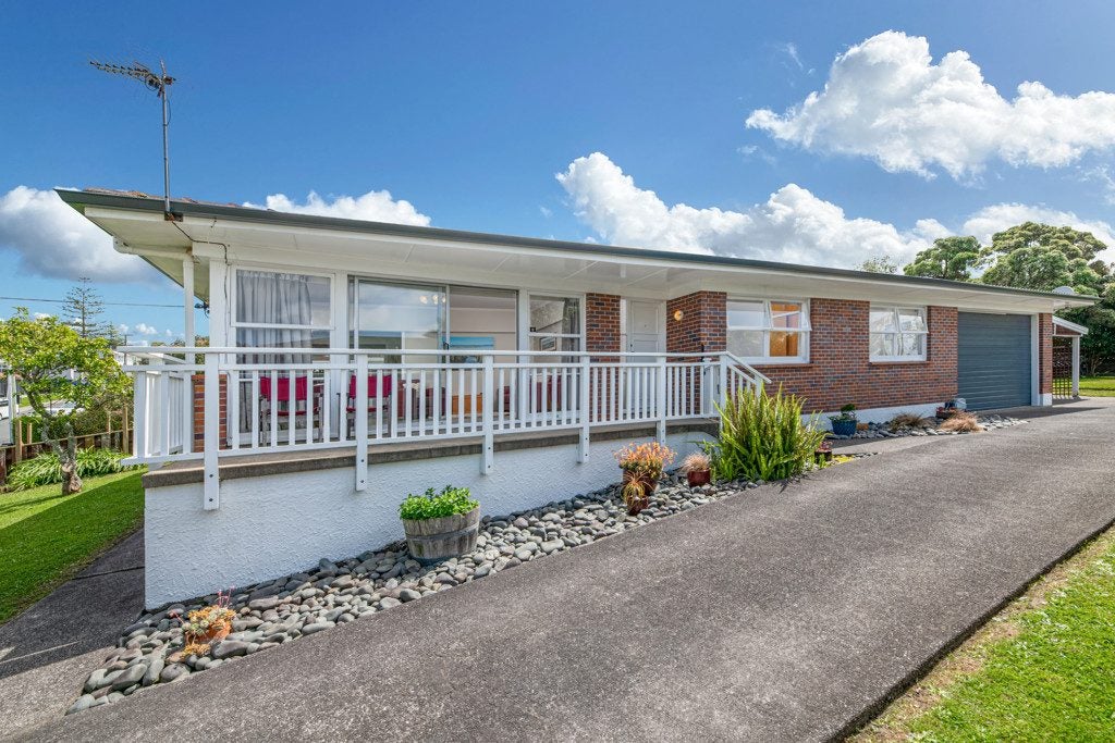 40 Divich Avenue, Te Atatu South, Auckland - Carousel 1