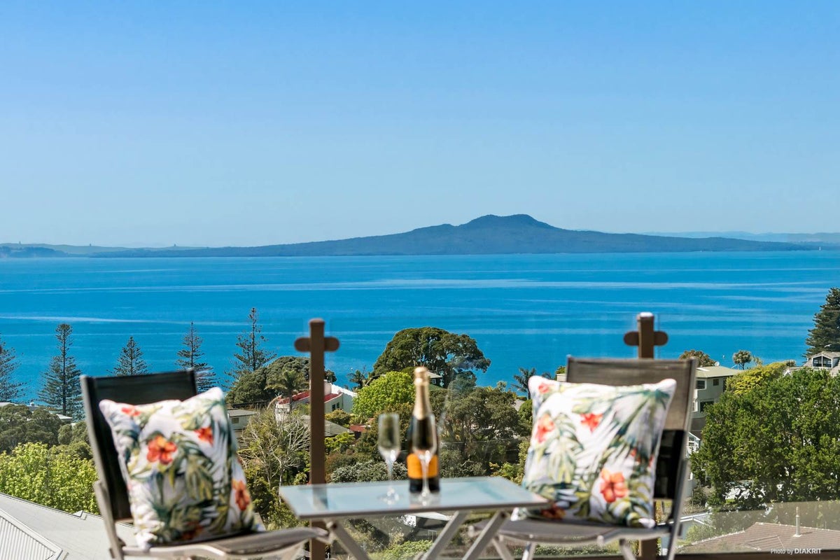 1/835 Beach Road, Browns Bay, Auckland - Carousel 2