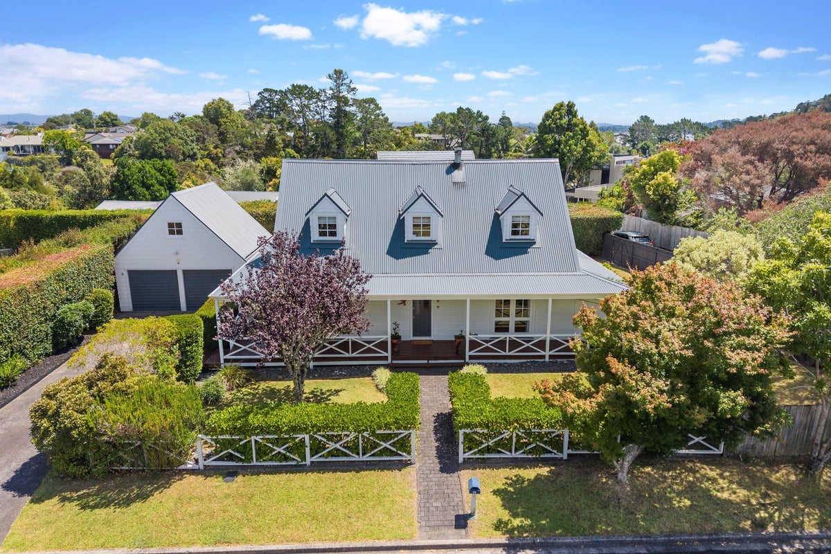 37 Waipuia Place, Greenhithe, Auckland - Carousel 2
