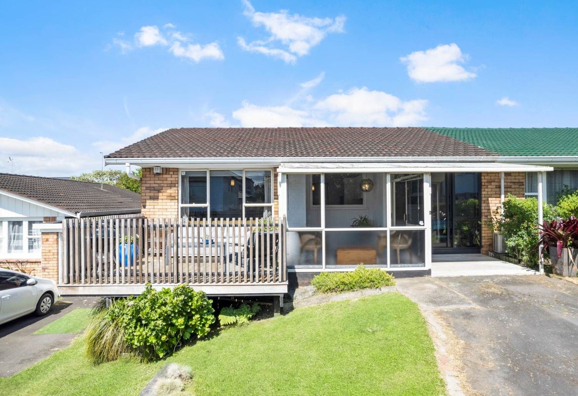 2/16 Stamford Park Road, Mount Roskill, Auckland - Carousel 1