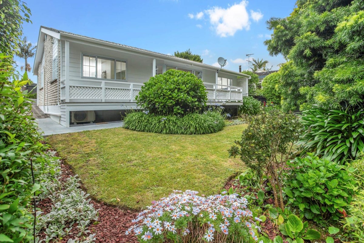 2/2 Napoleon Avenue, Milford, Auckland - Carousel 1