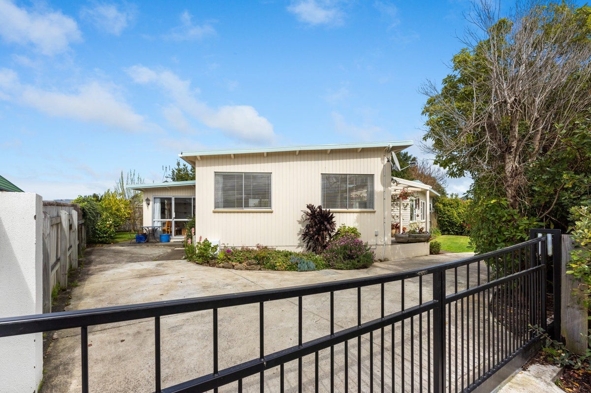 84 Pahiatua Street, Hokowhitu, Palmerston North - Carousel 1