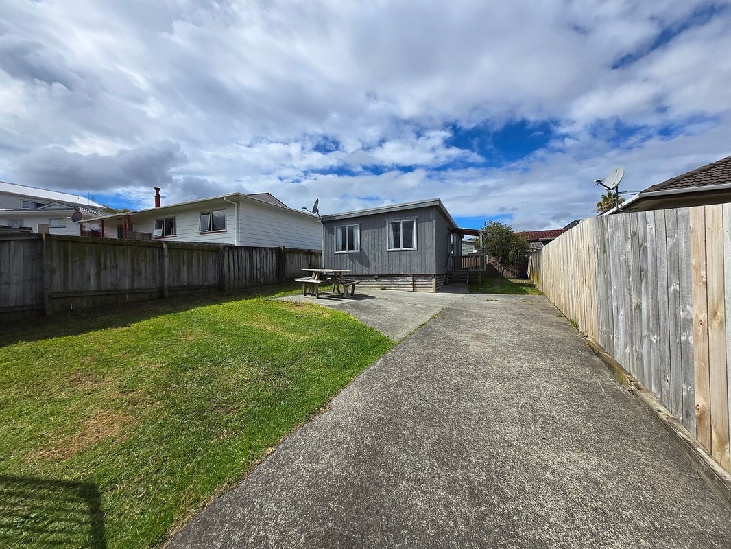 2 Caserta Place, Clover Park, Auckland - Carousel 2