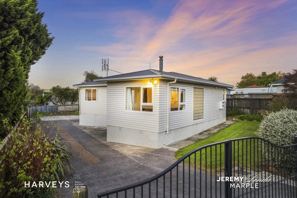 11 Denyer Place, New Lynn, Auckland - Carousel 1
