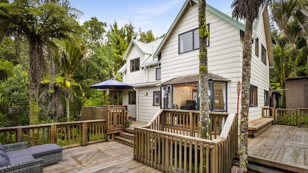 1 Woontons Lane, Titirangi, Auckland - Carousel 1