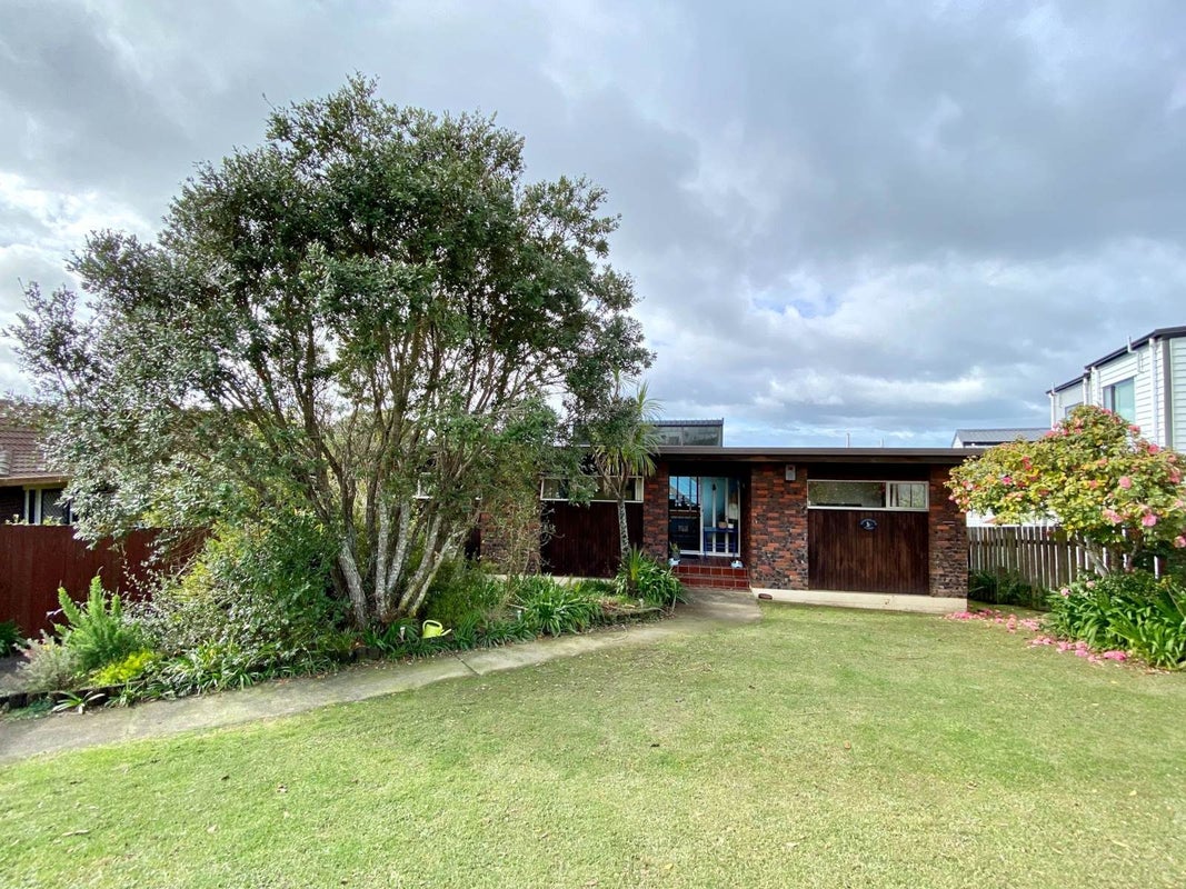 4 Robin Lane, Browns Bay, Auckland - Carousel 1