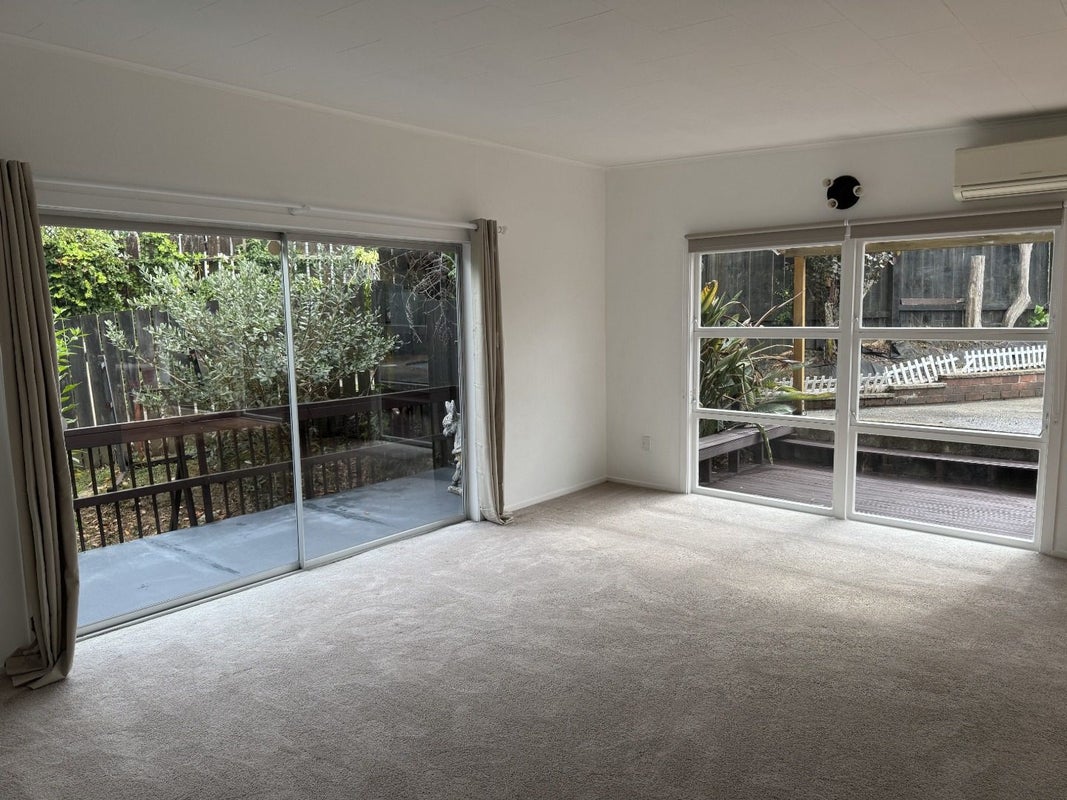 16 Cheval Drive, Totara Vale, Auckland - Carousel 2