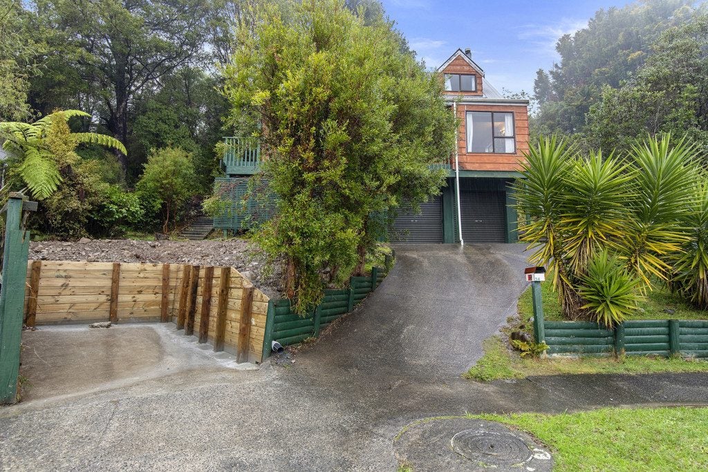 34 Amber Grove, Birchville, Upper Hutt - Carousel 1