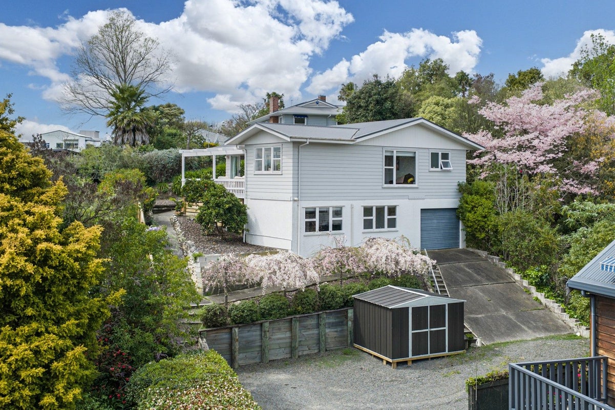11 Busby Hill, Havelock North, Hastings - Carousel 1