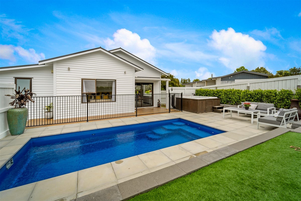 75 Brian Crescent, Stanmore Bay, Whangaparaoa - Carousel 1