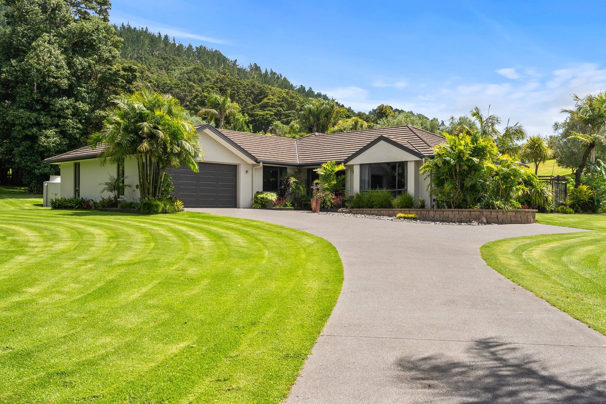 8 Pipiwai Road, NGARARATUNUA, KAMO - Carousel 2