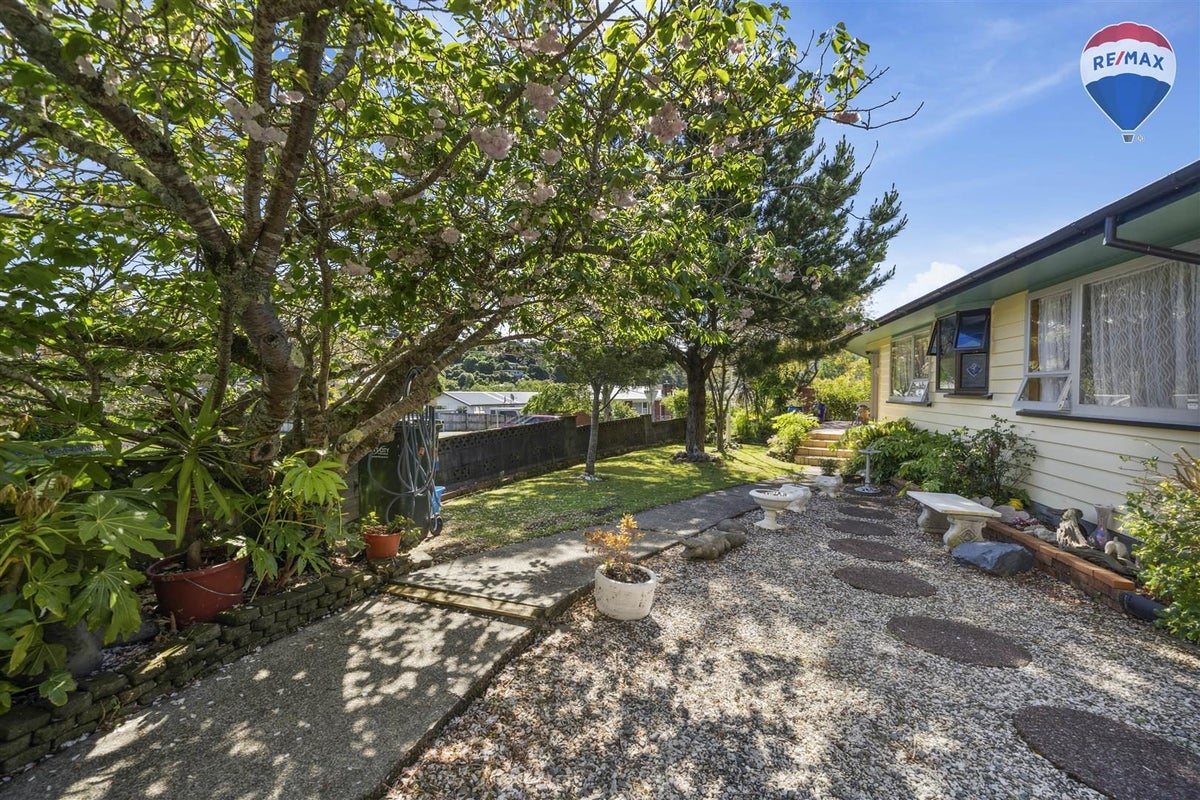 7 James Grove, Stokes Valley, Lower Hutt - Carousel 2