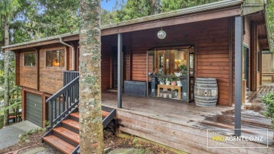 17 Minnehaha Avenue, Titirangi, Auckland - Carousel 1