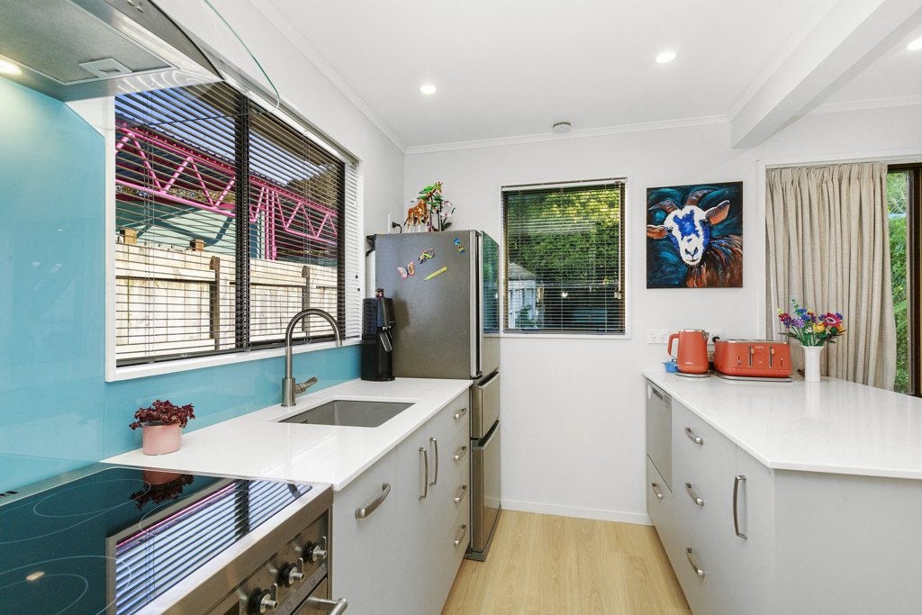 3/29 Main Road, Tawa, Wellington - Carousel 2