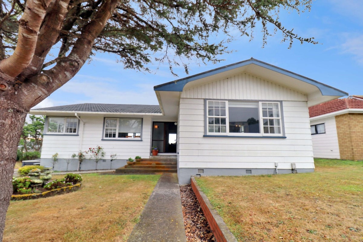 92 Stewart Drive, Newlands, Wellington - Carousel 1