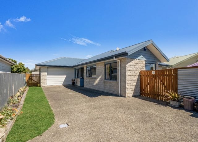 32 Somerset Crescent, Highbury, Palmerston North - Carousel 1