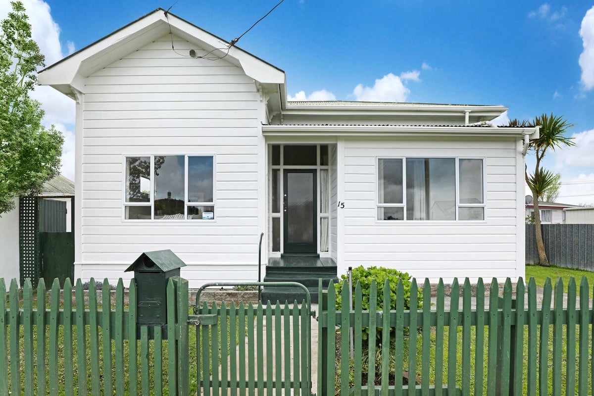 15 Burton Avenue, Whanganui East, Whanganui - Carousel 1