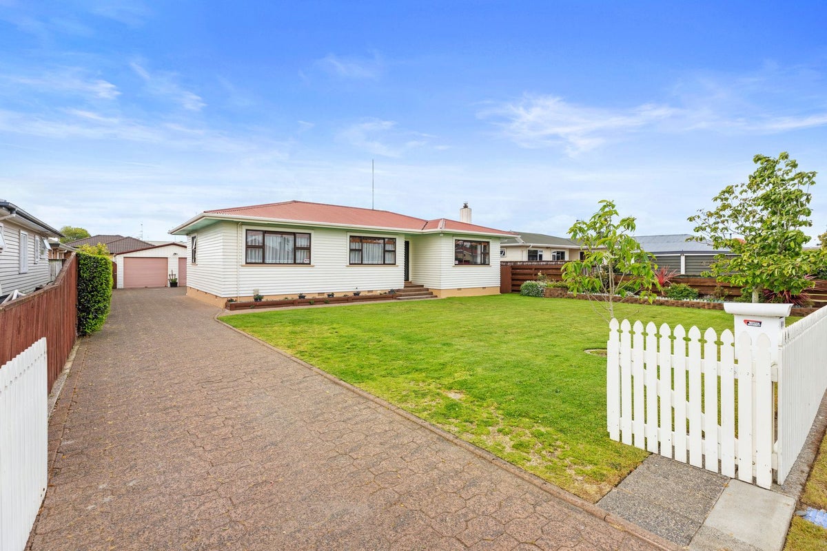 17 Emmett Street, Greerton, Tauranga - Carousel 1