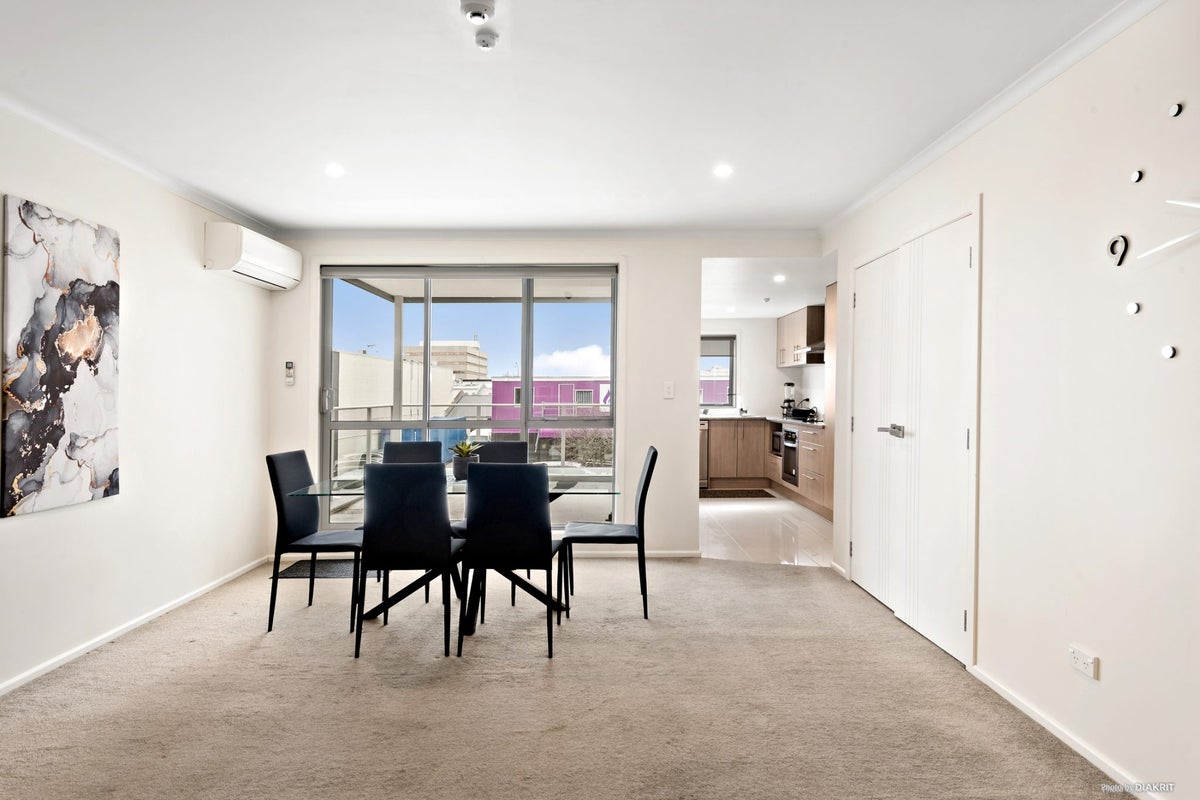 2/7 Vialou Street, Hamilton Central, Hamilton - Carousel 2