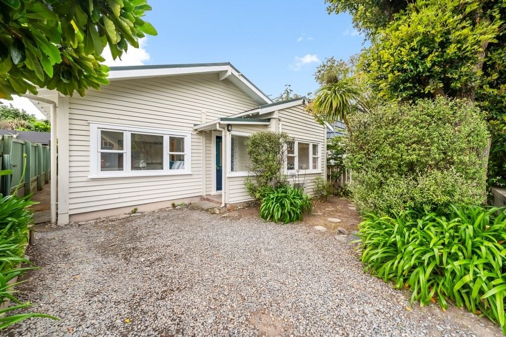 28 Miro Street, Eastbourne, Lower Hutt - Carousel 1