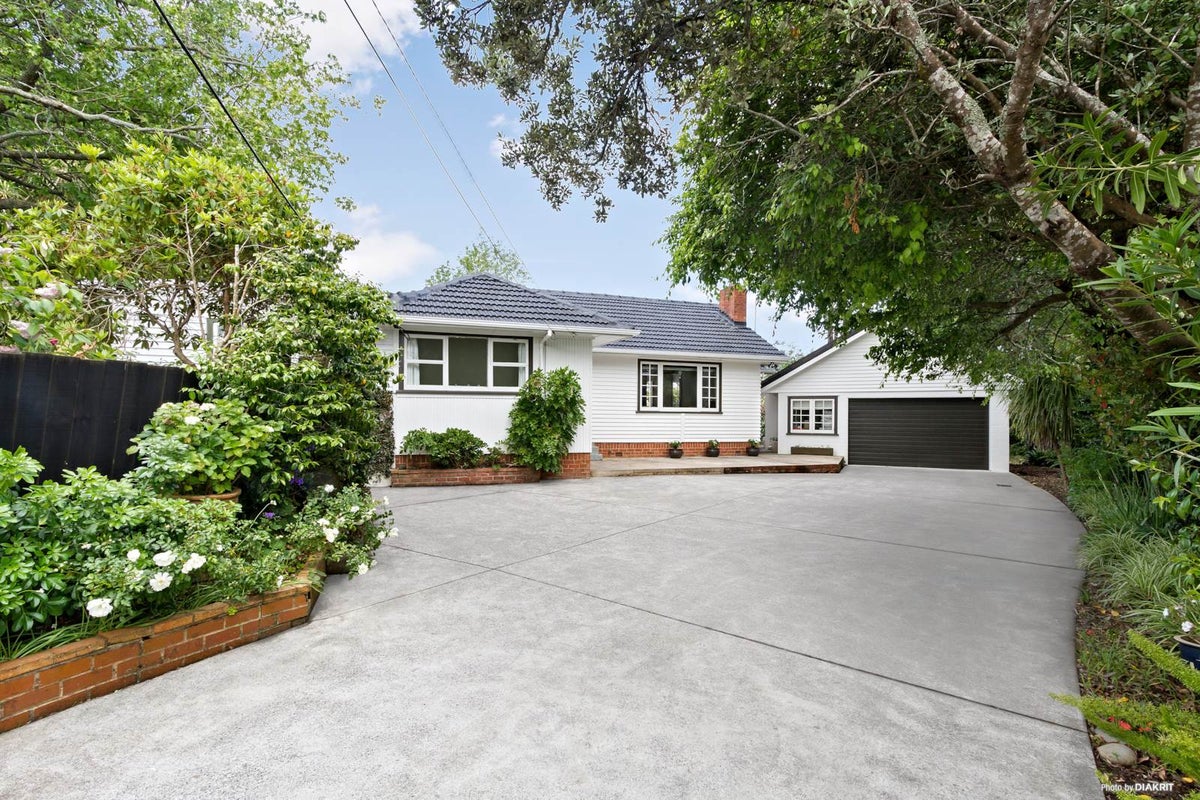 14 Rerewai Place, Kelston, Auckland - Carousel 1