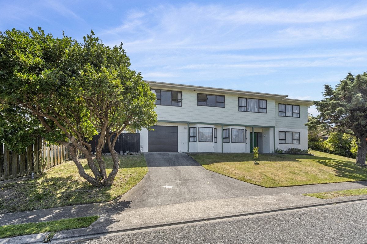 3 Tregony Place, Camborne, Porirua - Carousel 1