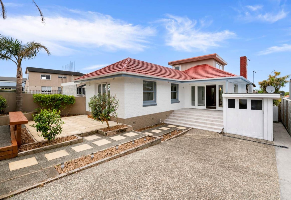 31 Williamson Avenue, Belmont, Auckland - Carousel 1